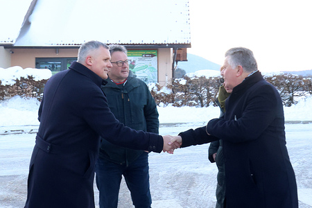 OBISK MINISTRA ZA OKOLJE,PODNEBJE IN ENERGIJO mag BOJANA KUMRA NA CERKNIŠKEM JEZERU 11 FOTO LJUBO VUKELIČ